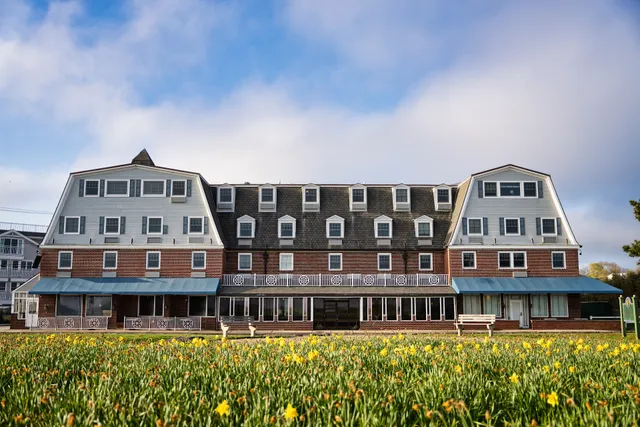 Newport Beach Hotel & Suites