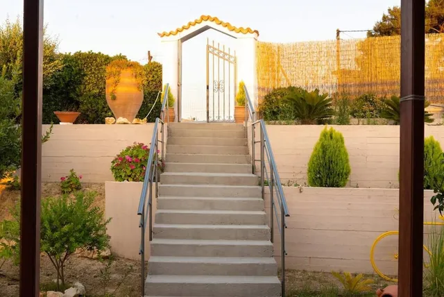 Sunset Bliss Villa, Karteros