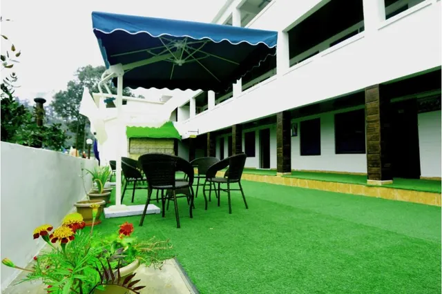 Hotel Kausani Retreat