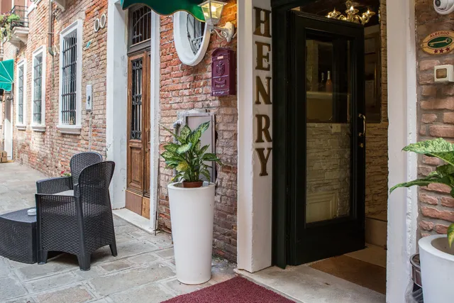 Hotel Henry