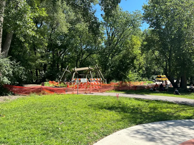 Pike Island loop hike trailhead