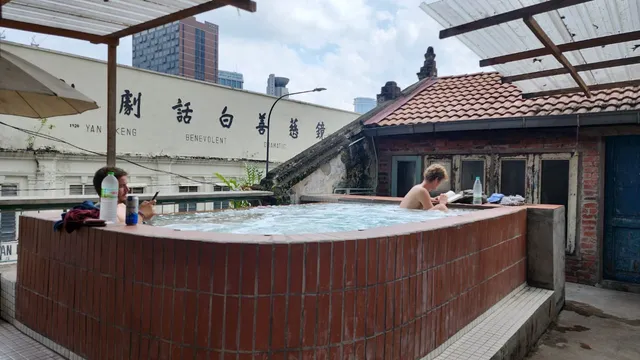 Chinatown Hostel by Mingle - Rooftop Private Jacuzzi with Bar