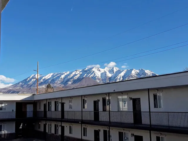 Courtside Apartments