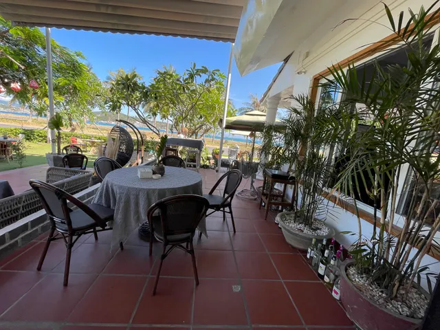 La SeaEsta- Coffee, Wine, and Dine