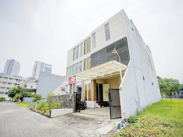 OYO Life 90606 Glass House Citraland Syariah