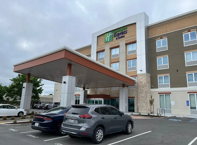 Holiday Inn Express & Suites Hollister by IHG