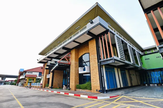 โรงแรมและหอพัก 97 เมอร์รี่แลนด์ ( 97 Merryland Apartments & Hotel)