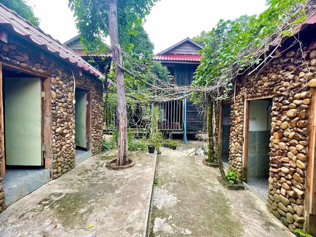 The Cliff Hostel,M'pay bay