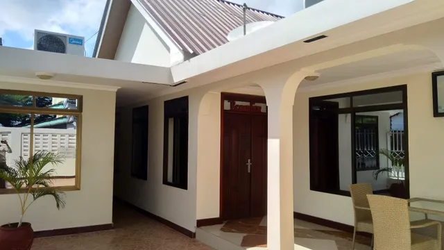 Pentagon Palace Hotel(2001)