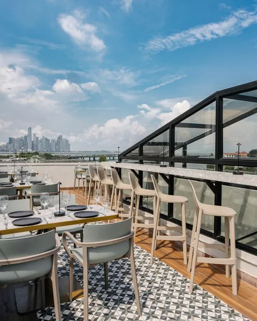 Lazotea Restaurant & Rooftop