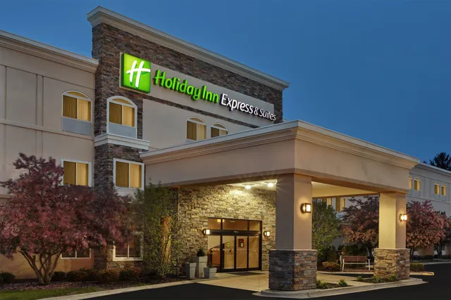 Holiday Inn Express & Suites Chicago-Libertyville by IHG