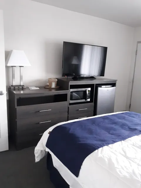 Kwik-Fill Plaza Motel