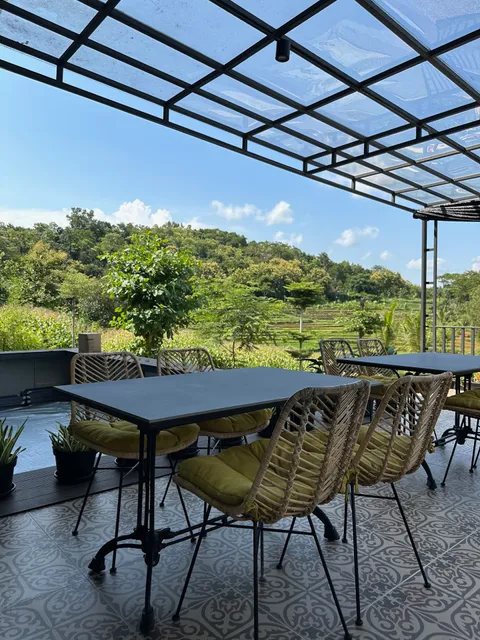 Svarna Padi Penginapan dan Resto