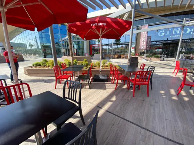 Five Guys Burgers and Fries Sevilla Lagoh