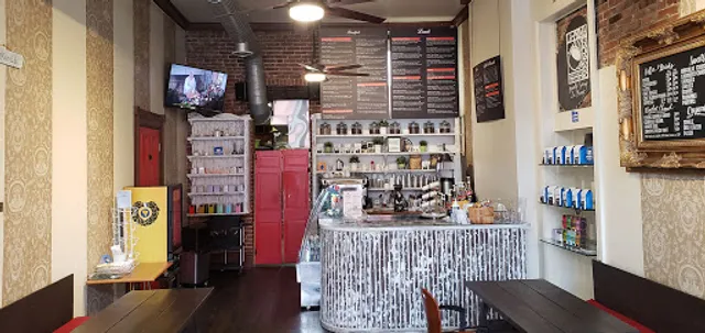 Le Petit Cafe & Grille