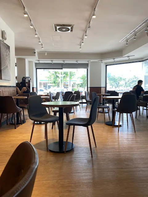 Louisa Coffee 路易莎咖啡(葳格軍福門市)