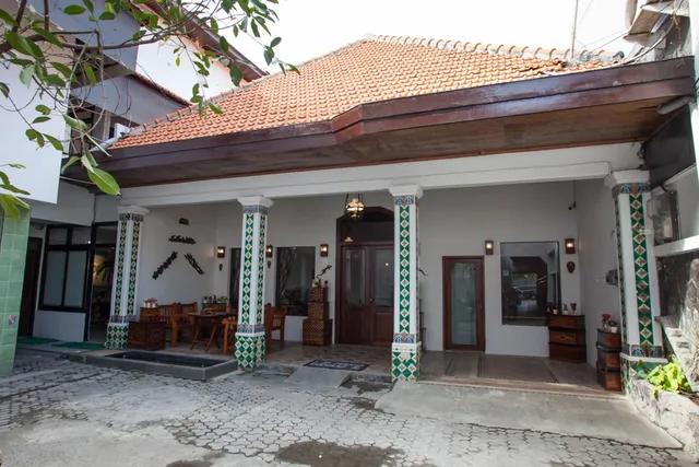 RedDoorz near Tugu Pahlawan Surabaya