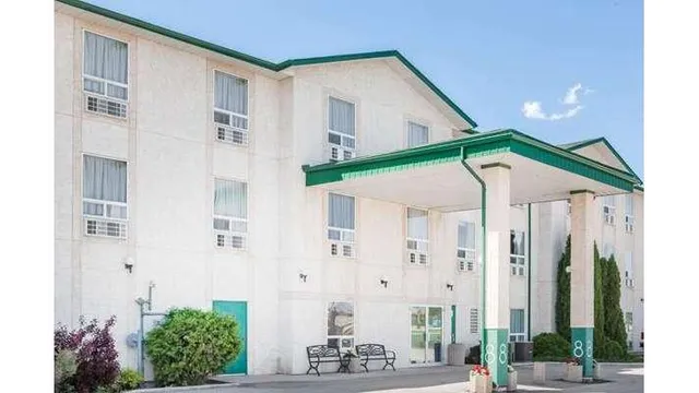 Super 8 by Wyndham Dauphin