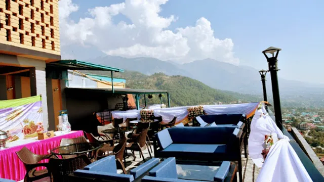 Yellow Llama Cafe and Lounge