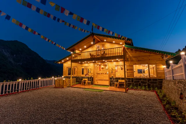 The Oaknut Cottage birding lodge pangot