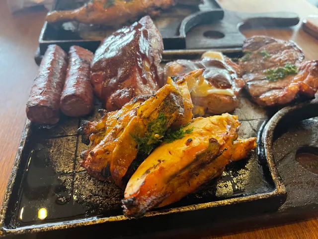 Leños & Carbón Food Court | Metromall