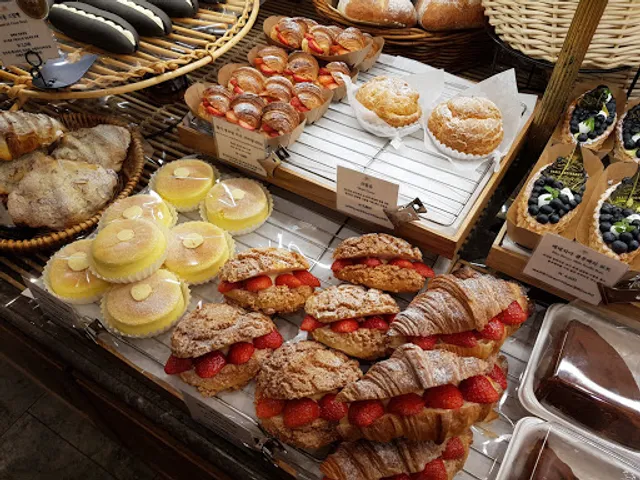 Paris Croissant Dogok