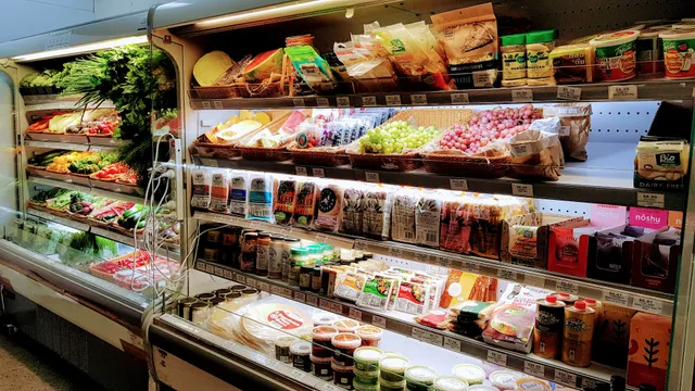 VIE market | grocer | kitchen | wellness bar | organic produce | GF VG treats | gifts | coffee & matcha till late