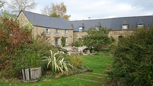 Gites Bonne Vie : Location gites 2 à 8 personnes en pleine campagne idéals pour les randonnées avec jardin fleuri, potager et parking, proche de la mer à Saint-Potan, Côtes-d’Armor, Bretagne