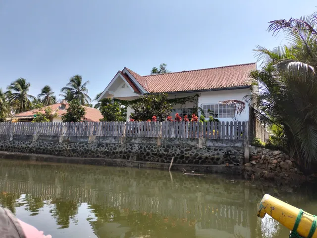 Saint Cottage River Side