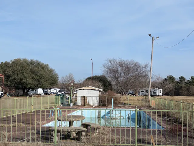 Hope Village Inn & RV Park