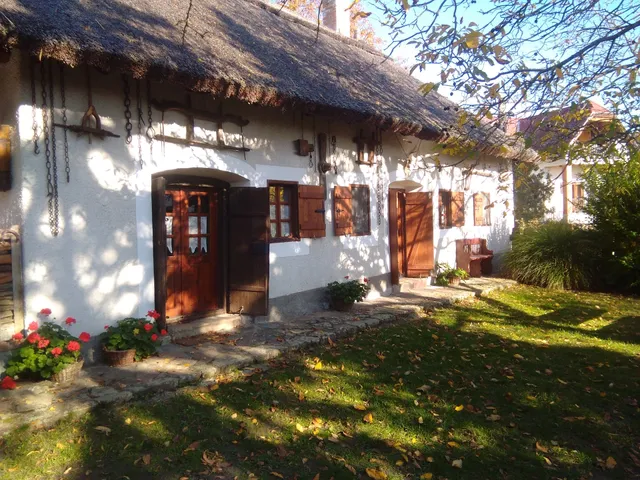 Nádtetős parasztház meghitt környezetben
