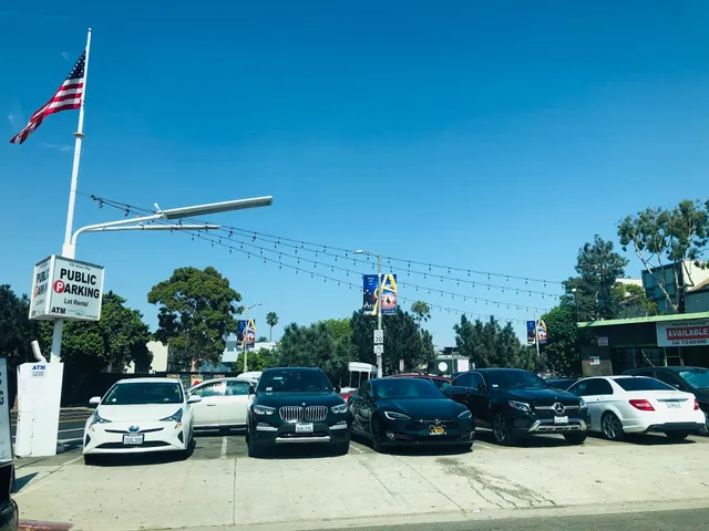 100 Venice Way Parking