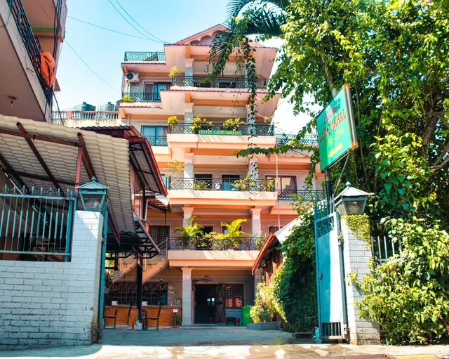 Lake Mahal Hotel & Restaurant 黄鹤楼大酒店