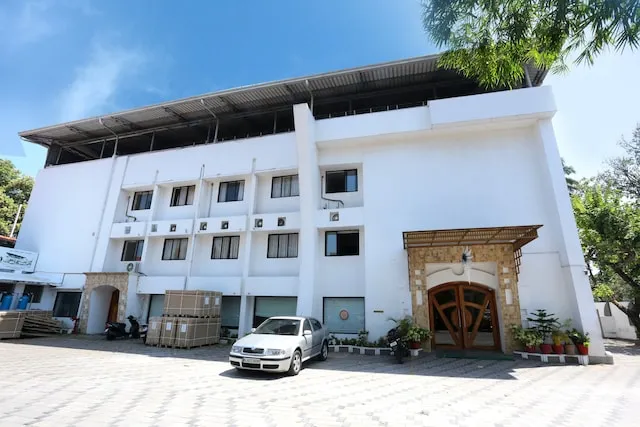 Super Collection O Hotel Dona Castle