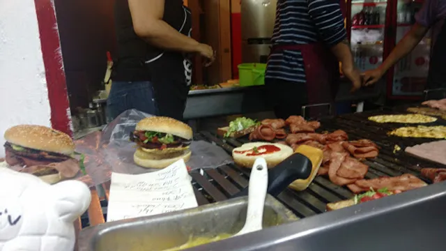 MC Arthur Hamburguesas al carbón