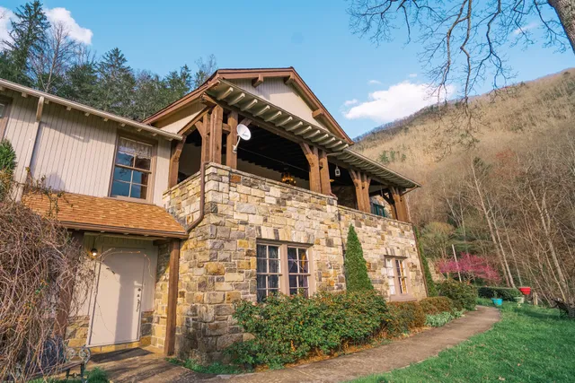 The Lodge at Smoky Cove