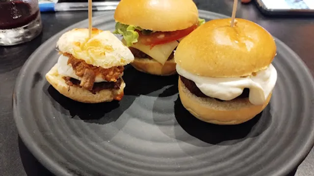 Gruta Hambúrgueres & Cervejas