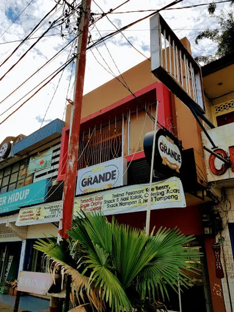 Grande: Cake & Coffee