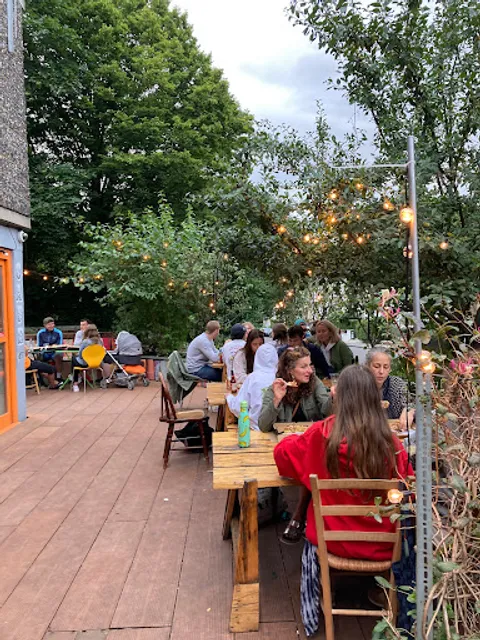 Dinner for One Hundred (D4100 TELE HILL)