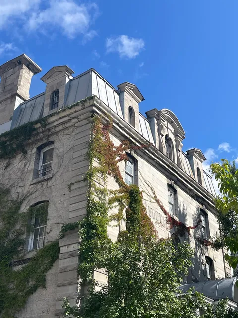 Saintlo Ottawa Jail Hostel