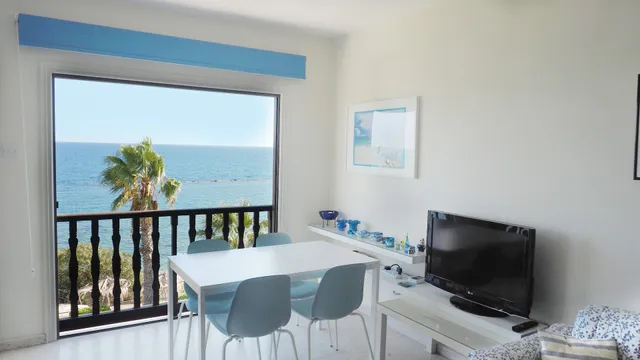 Apartment with sea view right by the beach