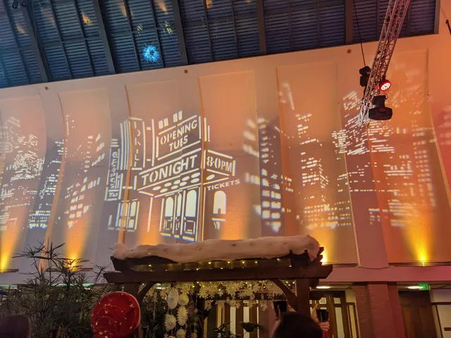 Lauritzen Gardens: Antique and Garden Show