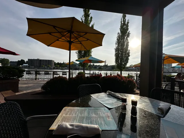 Dockside Bar & Grill