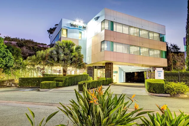 Springfield Lakes Hotel