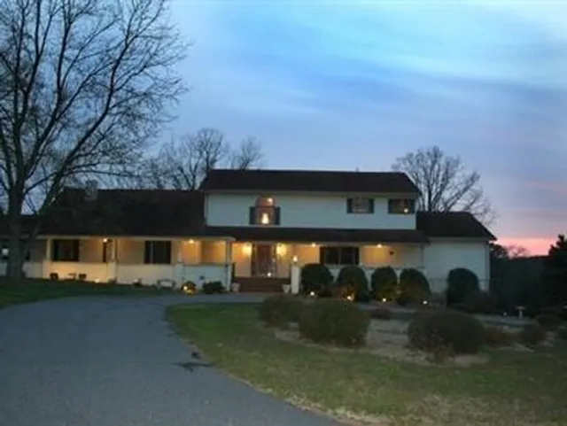 The Pecan Tree Inn of Hickory