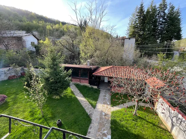 Къща за гости "Сияйна Зора"