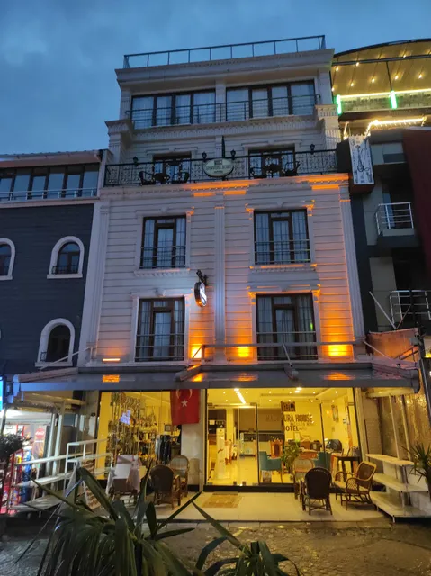 Magnaura House Hotel