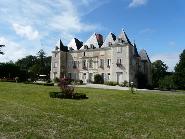 Château De Piolant : Gîte , Chambres et table d'hôtes de charme insolite (Vienne, Poitou Charentes)
