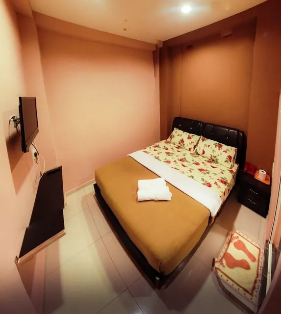 Crib & Funky Funky Huts Guesthouse