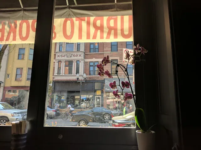 En Hakkore Sushi Burrito & Poke Bowl